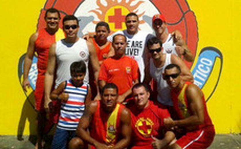 Atleta de MMA visita Salvamento Aquático do Corpo de Bombeiros