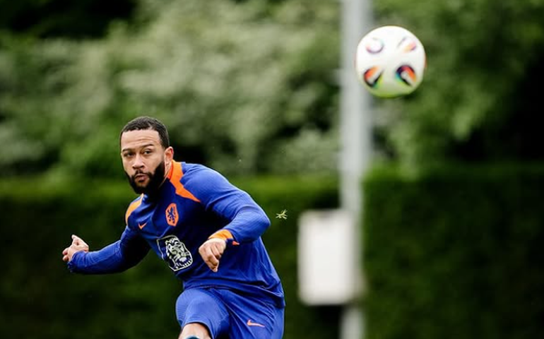 Depay iguala 50 gols de Van Persie na artilharia da Holanda e comanda massacre sobre Malta