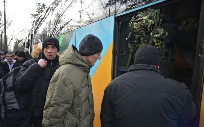 Jovens deixam a Ucrânia após fim de restrições na fronteira