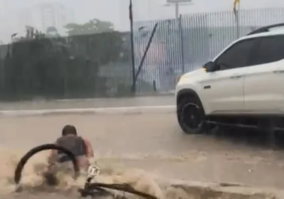 Ciclista é arrastado por enxurrada durante temporal em Maceió