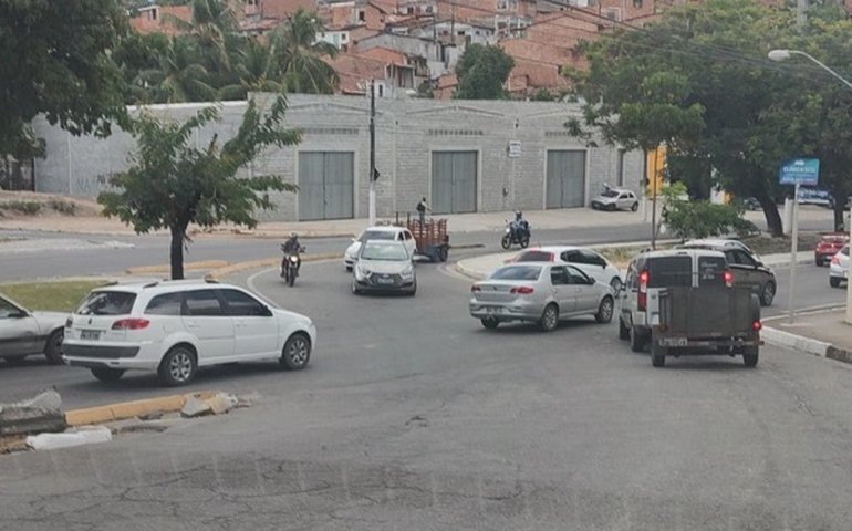 Vereador Aldo Loureiro pede a SMTT para instalar semáforo em cruzamento no Farol