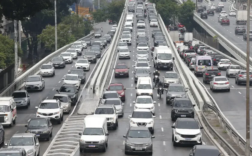 Marginal Tietê permanece interditada devido a buraco na pista central