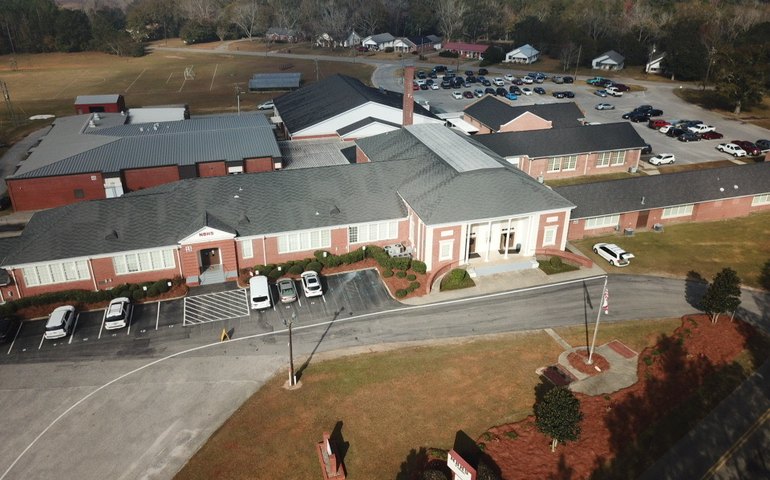 Sob forte calor, jogador de futebol americano de 14 anos morre após desmaiar durante treino nos EUA; entenda