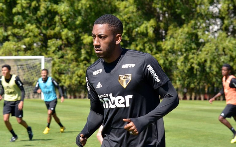 Carneiro sofre estiramento muscular e será desfalque no São Paulo