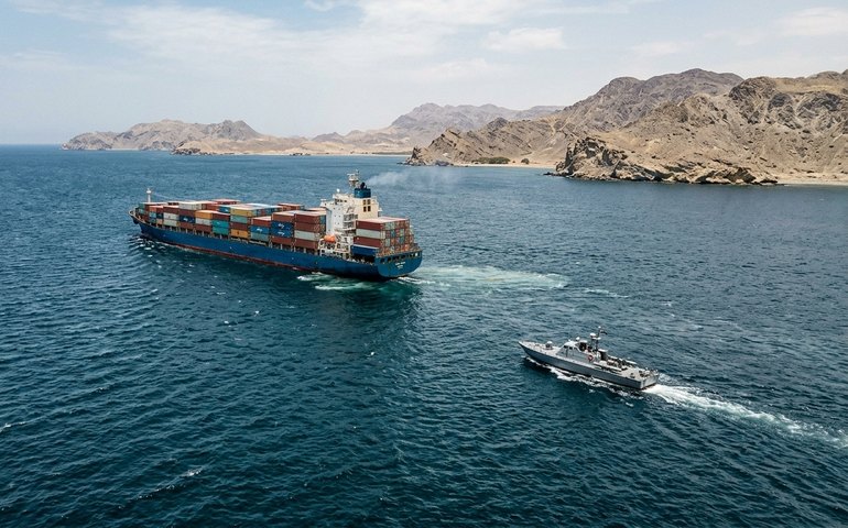 Guarda Revolucionária do Irã atira contra cargueiro no Estreito de Ormuz