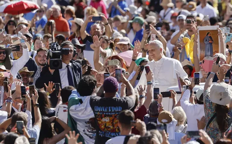 Papa critica 'sociedade doente' pela 'bulimia' das conexões