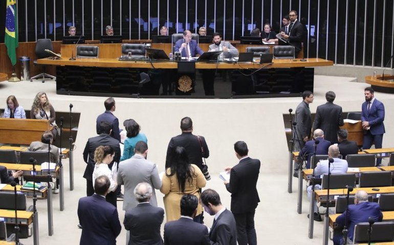 Deputados analisam projeto que autoriza gastos de até R$ 3 bilhões em defesa nacional