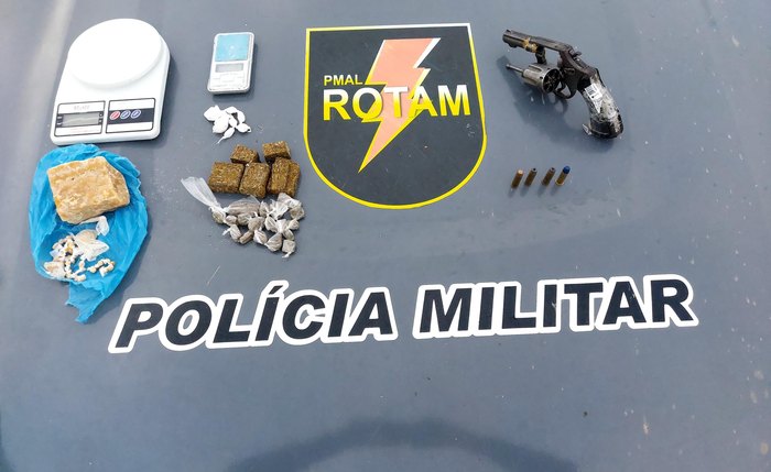 Além da arma, que estava carregada com quatro munições intactas