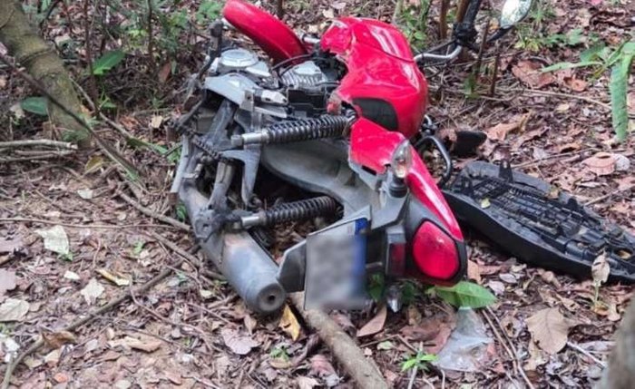 Motocicleta foi encontrada em local de difícil acesso em meio à vegetação no Benedito Bentes e levada à Delegacia de Roubos e Furtos