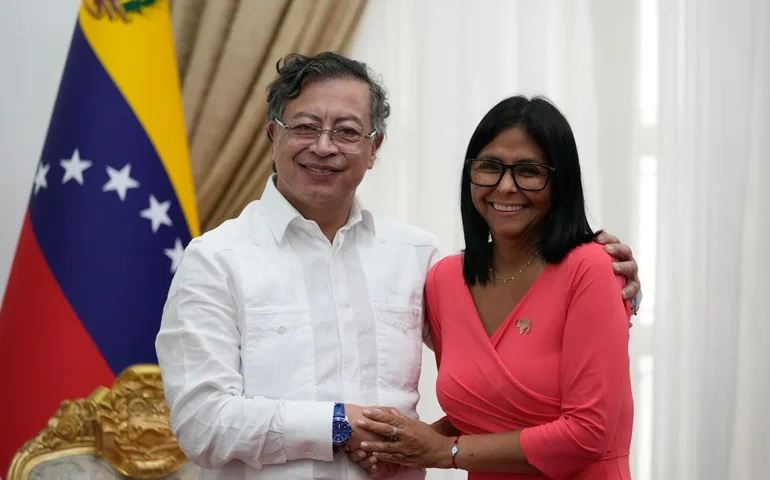 Presidente colombiano se reúne com interina venezuelana para tratar de segurança e crise política