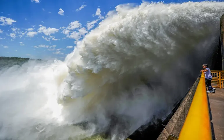 Diretor brasileiro de Itaipu garante tarifa reduzida em 2027