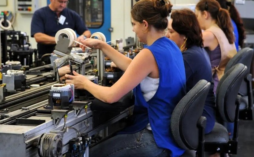 PMI industrial global avança a 50,9 em agosto e entra em expansão