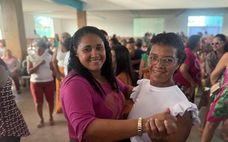 Baile das mães reúne 700 mulheres do Serviço de Convivência