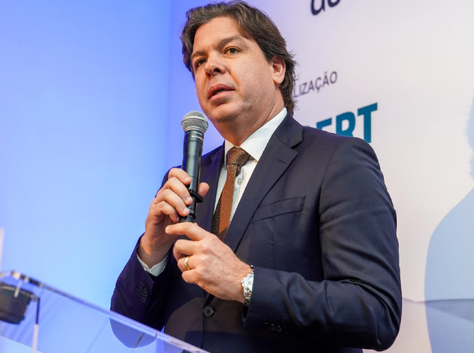 Ministro das Comunicações participa de evento internacional sobre radiodifusão na França