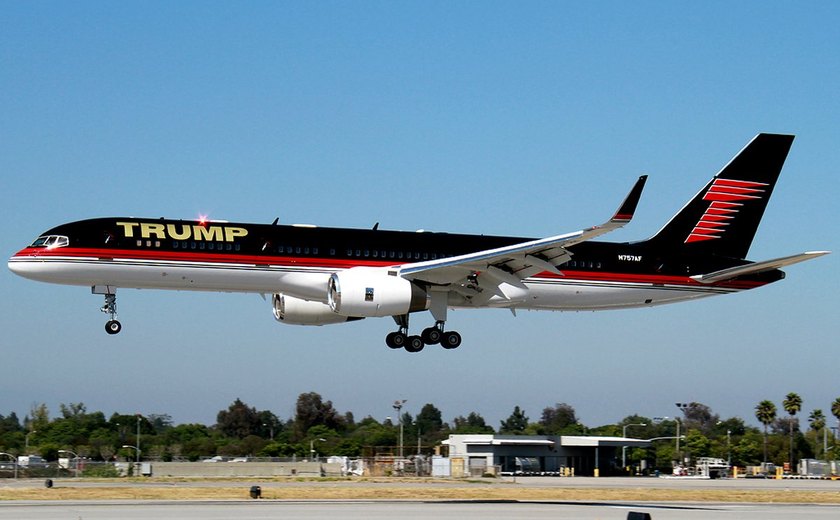 Avião que pertence a Donald Trump colide com jato corporativo após pouso na Flórida; não há feridos