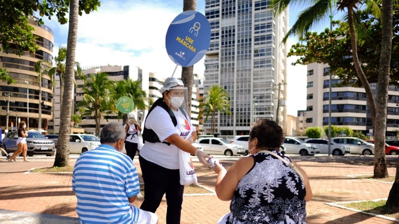 Ação distribui máscaras de proteção na Orla de Maceió