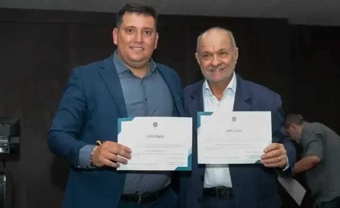 Prefeito Rymes Lessa e seu vice, Carlos Ronalsa Beltrão foram cassados pela justiça eleitoral por abuso de poder político Prefeito Rymes Lessa e seu vice, Carlos Ronalsa Beltrão foram cassados pela justiça eleitoral por abuso de poder político