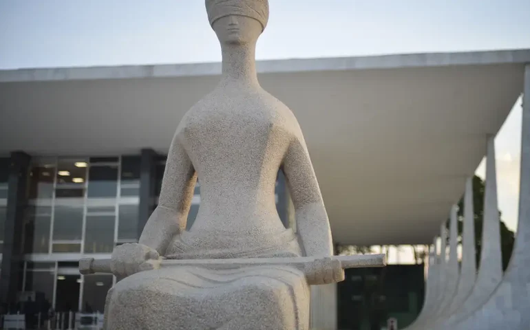 Juízes solicitam ao STF adiamento de decisão que limita penduricalhos