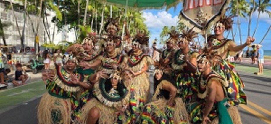 Participantes em trajes tradicionais reforçam a beleza e a força da cultura afro-brasileira durante o desfile. Foto: Beto Macário/Secom Maceió