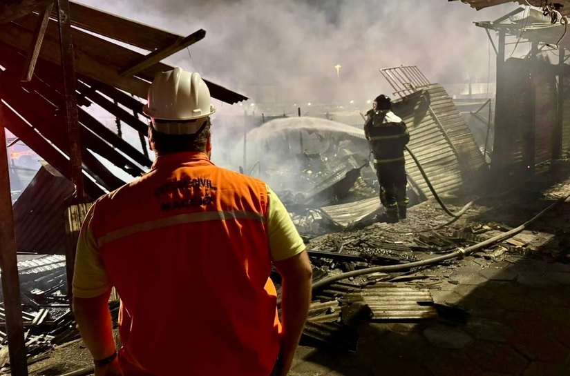 Prefeitura de Maceió atua para reduzir danos de incêndio no entorno do Mercado da Produção