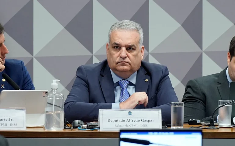 Sob relatoria de Alfredo Gaspar, CPMI do INSS avança com aprovação da quebra de sigilos de Lulinha e do Banco Master