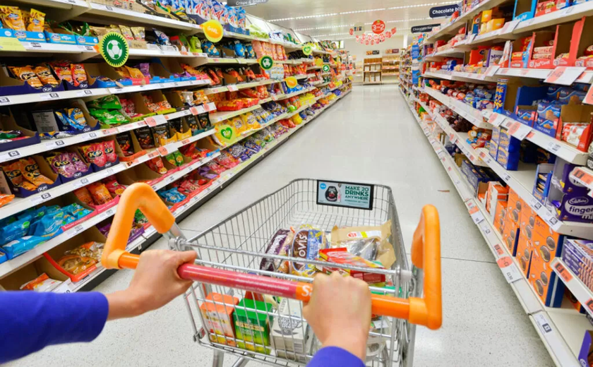 Bandidos fazem arrastão em supermercado em Lagoa da Canoa