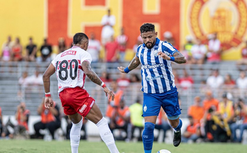 Em jogo de cinco gols, CSA vence o CRB e segue líder do Campeonato Alagoano