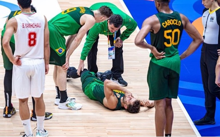 Raulzinho rompe tendão patelar do joelho direito e está fora do restante da Copa do Mundo de basquete