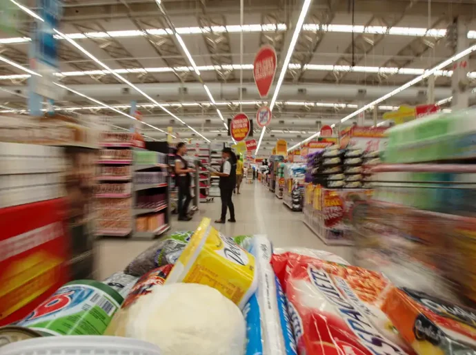 Apesar dos juros, consumo das famílias foi motor da economia no 2º tri