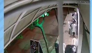 Clientes assaltados pelo casal estavam sentados do lado de fora da sorveteria. / Foto: Imagem: Reprodução/TV Atalaia