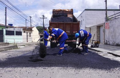Prefeitura aplica 135 toneladas de asfalto em operação tapa-buraco