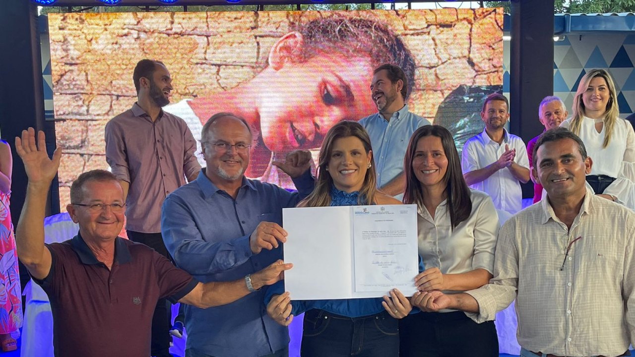 Prefeita Marcela Gomes reinaugura escola e lança programa habitacional em Novo Lino