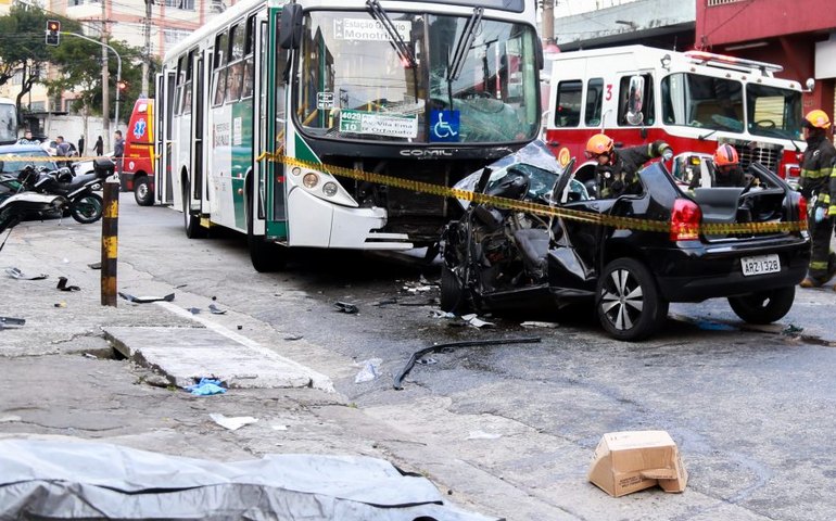 Acidente entre carro e ônibus deixa um ferido em Franco da Rocha, na Grande SP