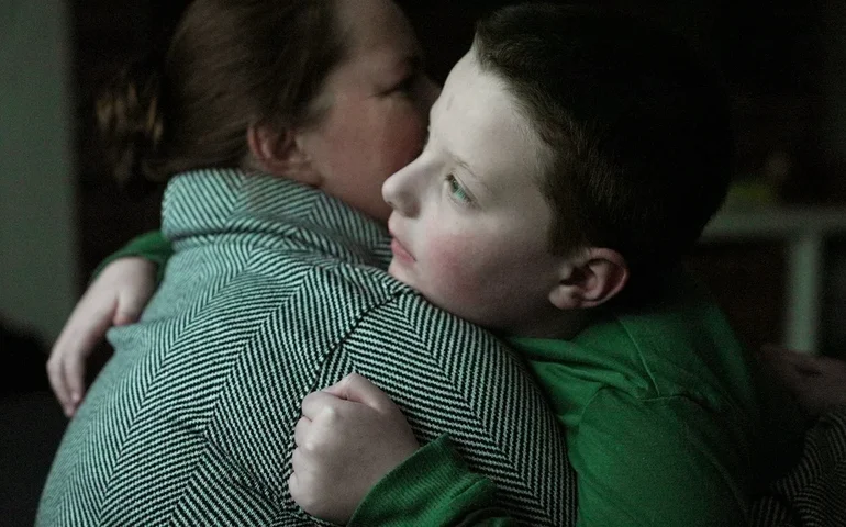 Enquanto algumas pessoas pressionam para que o autismo profundo seja reconhecido como um diagnóstico próprio, esta família está criando gêmeos com a condição.