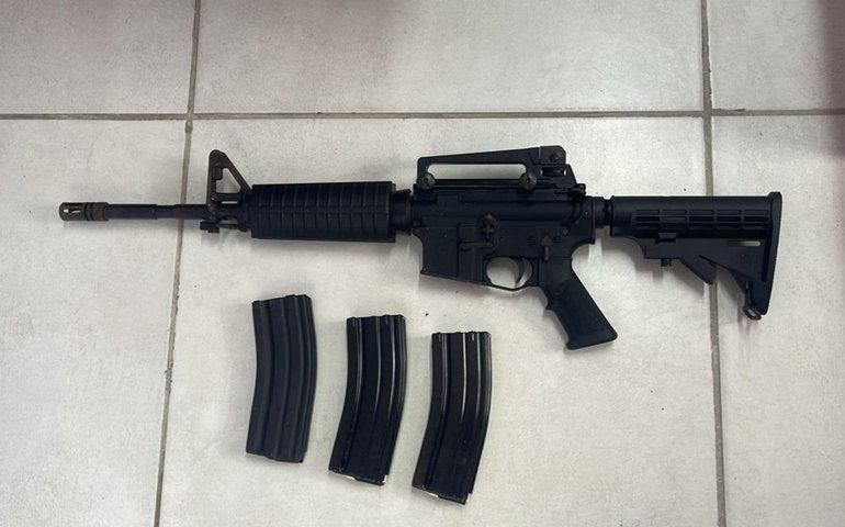 Ação integrada apreende um fuzil no bairro da Cambona, em Maceió