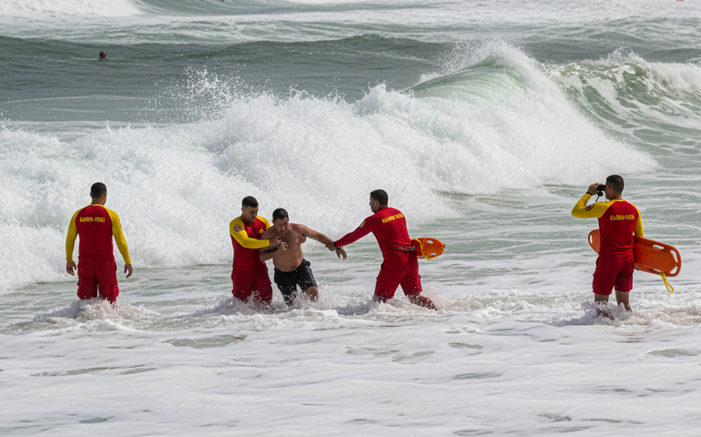 Guarda-vidas relatam dia de trabalho exaustivo em meio a ressaca do mar