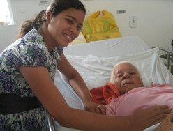 Senhora foi beneficiada com doação de cadeira de rodas