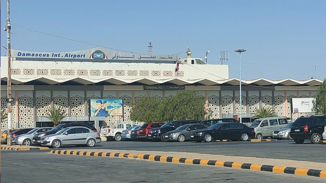 Sírios recebem passageiros com festa na reabertura do aeroporto de Damasco