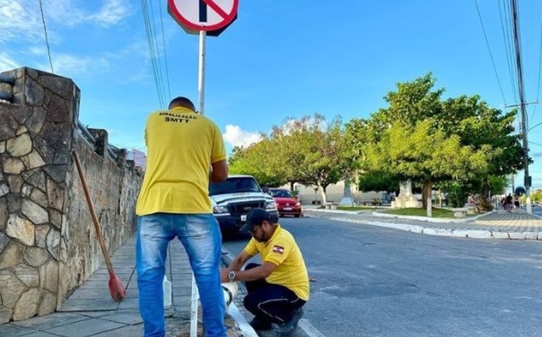SMTT Penedo instala novas placas de trânsito e revitaliza sinalização