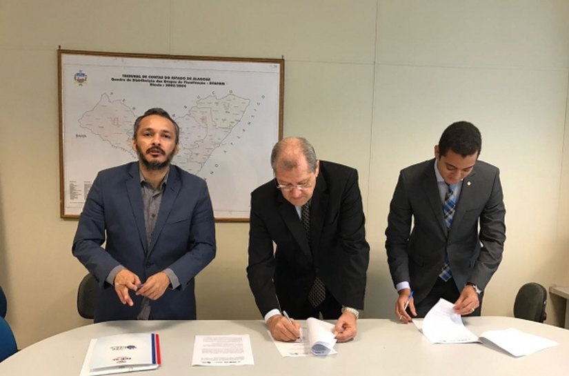 PGE e Escola de Contas firmam convênio de cooperação técnica