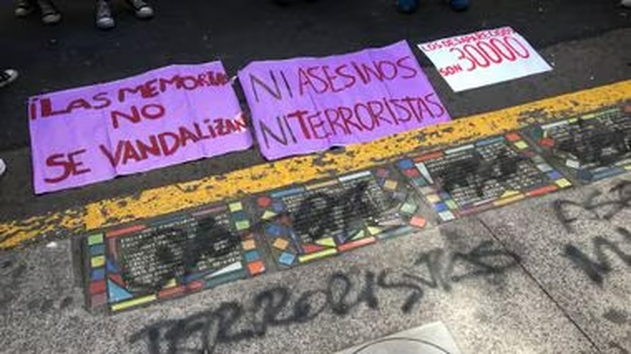 Homenagens a vítimas da ditadura aparecem vandalizadas na Argentina
