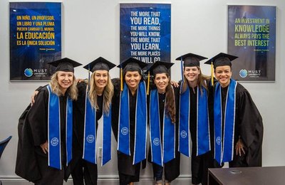 Mês da Mulher: brasileiras lideram busca por especialização internacional visando crescimento profissional, diz estudo