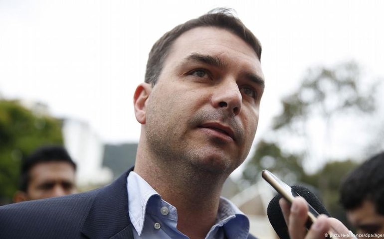 PF vai investigar se Flávio Bolsonaro foi informado sobre operação contra Queiroz