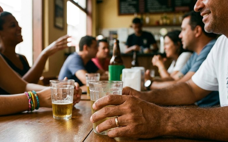 Álcool: quanto tempo o corpo leva para metabolizar uma dose? Veja tabela