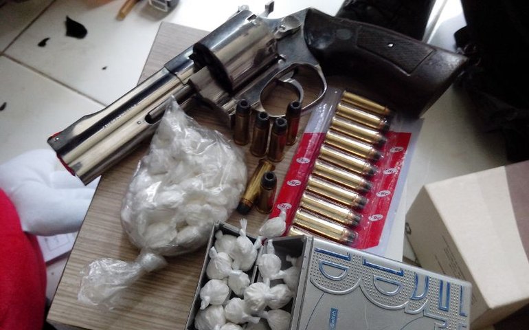 Gecoc e PM apreendem 1kg de cocaína e prendem duas pessoas