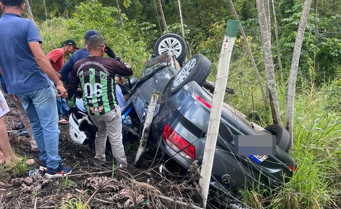 Veículo saiu da pista e capotou