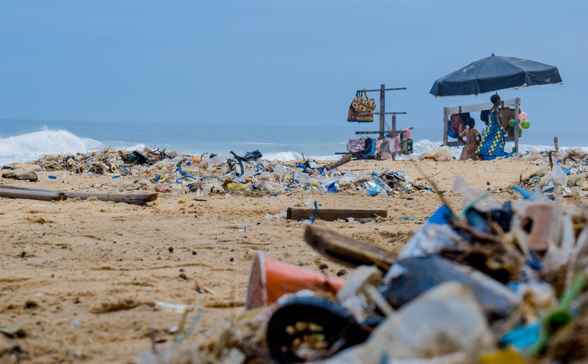 Mundo joga um caminhão de lixo, por minuto, nos oceanos