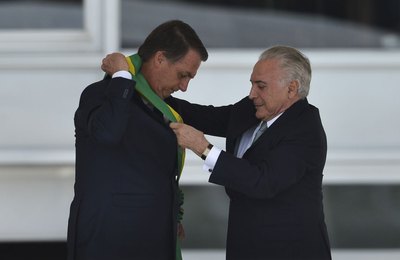 Após receber faixa, Bolsonaro defende fim de corrupção e de vantagens