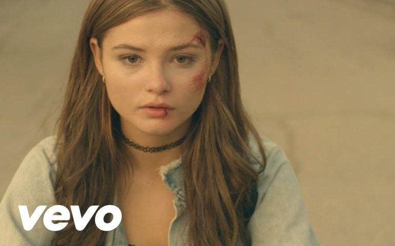 Canção de Hayley Kiyoko inspira seu romance de sucesso