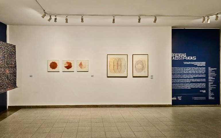 Exposição em Niterói destaca gravuras abstratas sob o olhar feminino